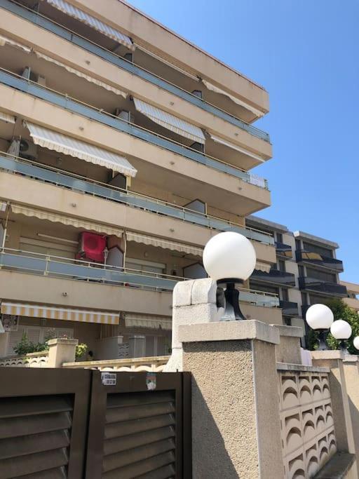 Pis A Tocar De La Platja Amb Wifi I Parking Inclos Calafell Exterior photo